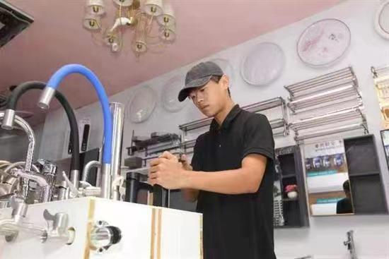 广东好人丨19岁小伙韦文煜 凌晨从5米高桥跃下勇救一对溺水情侣